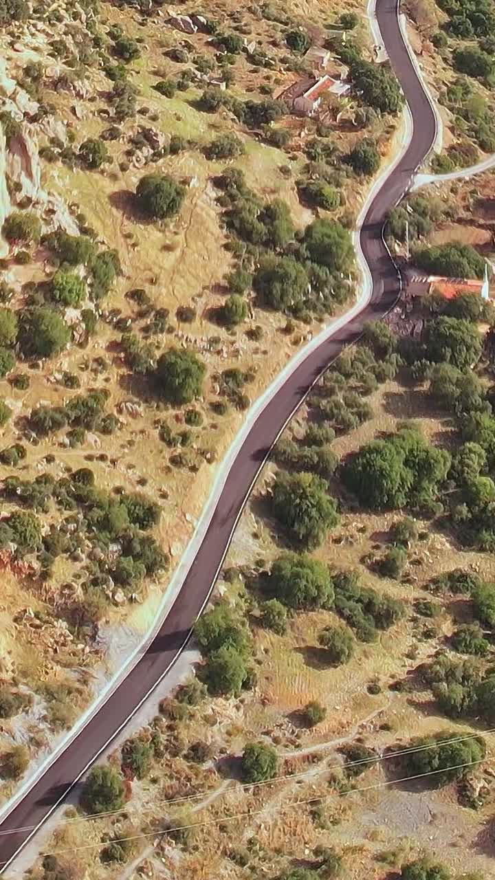 Esplora la strada tortuosa tra le colline di Malaga, Spagna