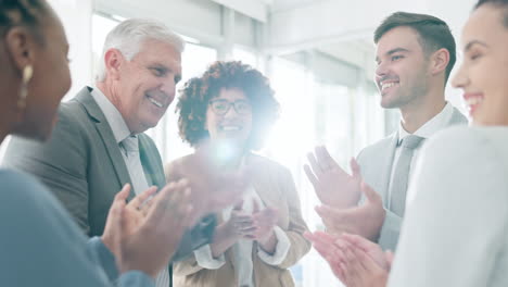 El-Trabajo-En-Equipo,-Los-Aplausos-Y-Los-Empresarios-Celebran.