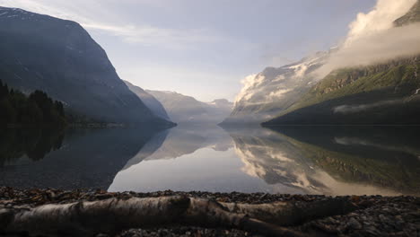 temprano en la mañana el tiempo del control deslizante del hermoso lago noruego con nubes en movimiento reflejándose en aguas tranquilas