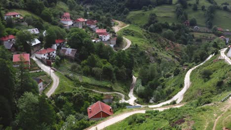 paisaje rural donde un agricultor conduce su