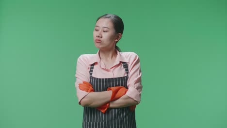mujer con delantal y guantes que parece disgustada
