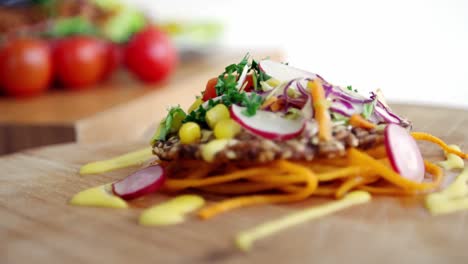 primer plano de una ensalada en la tabla de cortar