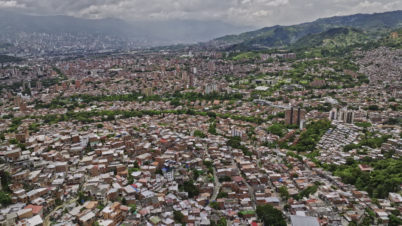 Medellin Colombia Aerea v21, sorvolo con vista a volo d'uccello di Juan XXIII e Blanquizal che cattura il paesaggio urbano residenziale della Comuna 13 con case sul terreno collinare - Ripreso con Mavic 3 Cine - Novembre 2022