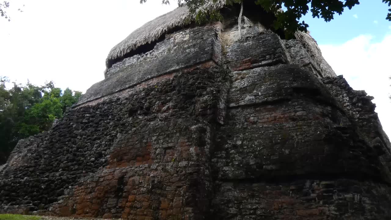 detalle de la pirámide del templo de las máscaras, sitio maya en kohunlich - quintana roo, méxico