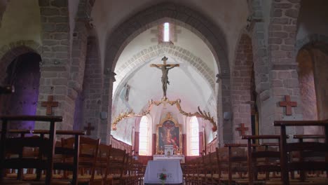 interior de la iglesia de saint-haon-le-châtel con jesús en la cruz