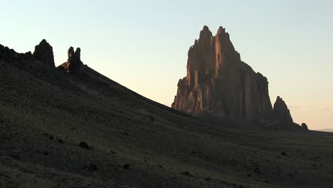 在新墨西哥州shiprock 1附近的岩石外<unk>后面的深夜