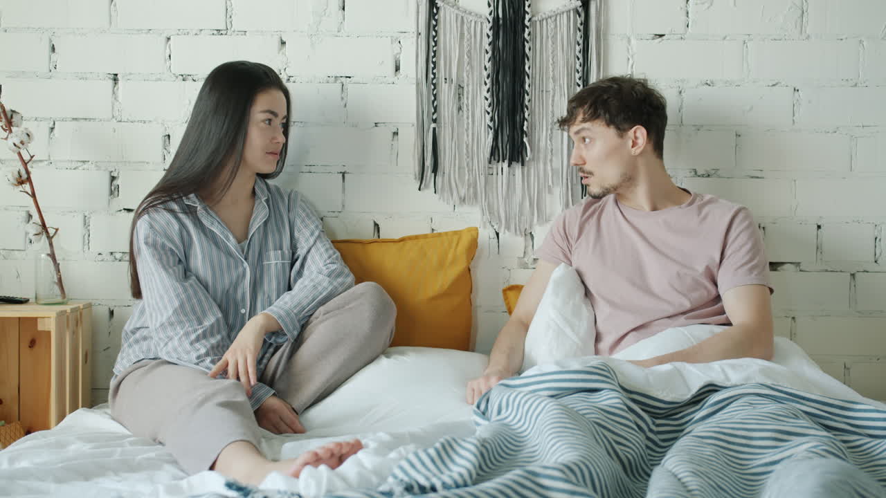침대에서 논쟁하는 커플