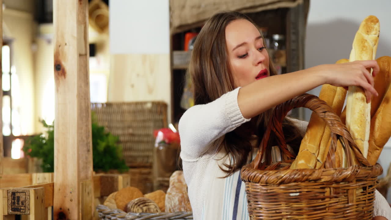 베이커리 부문에서 일하는 여성 직원