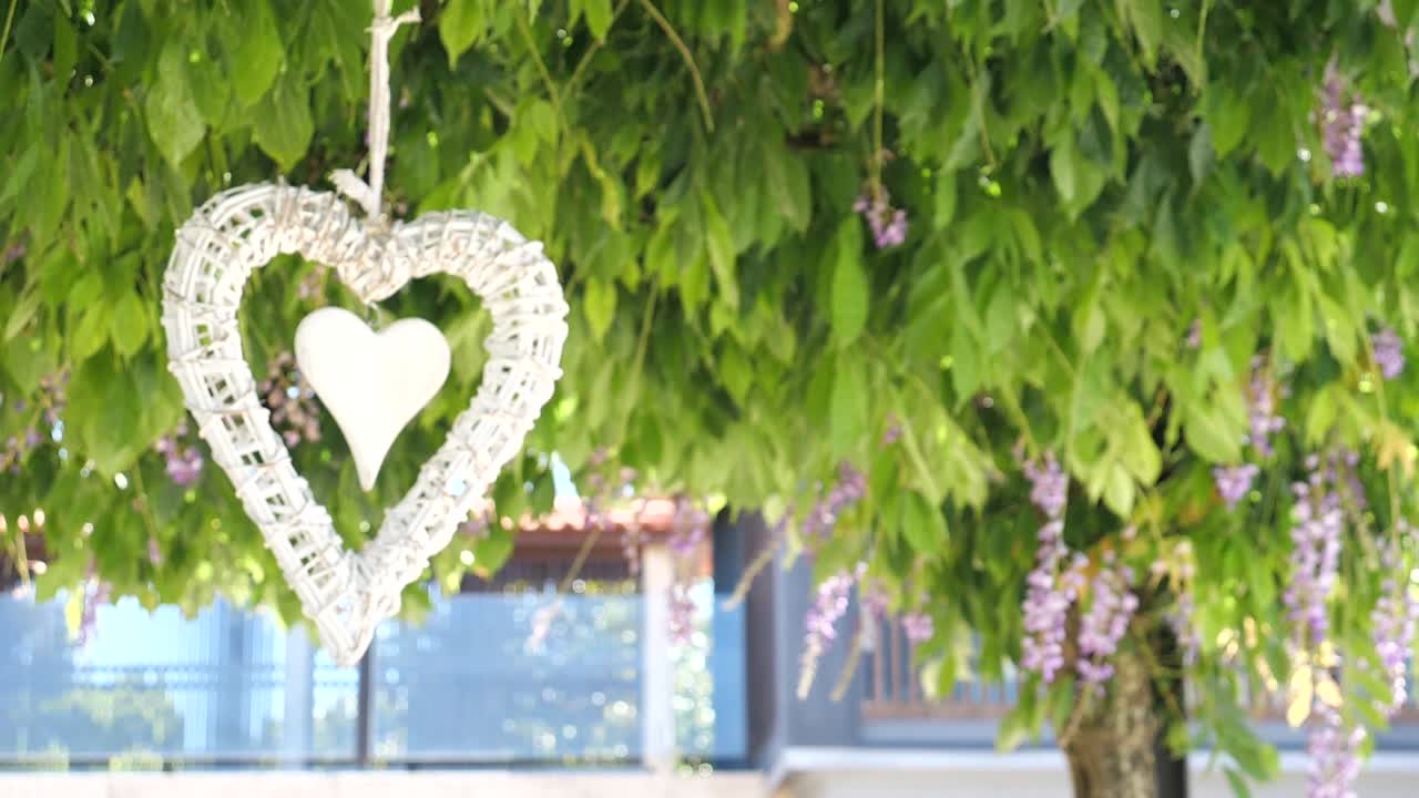 날개에 부는 하트 장식, 슬로우 모션