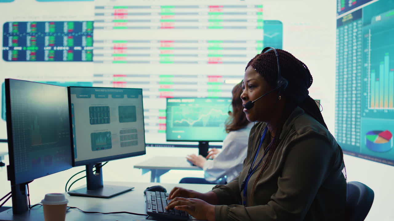 el líder del proyecto lleva a cabo una investigación de mercado para el logro de avances