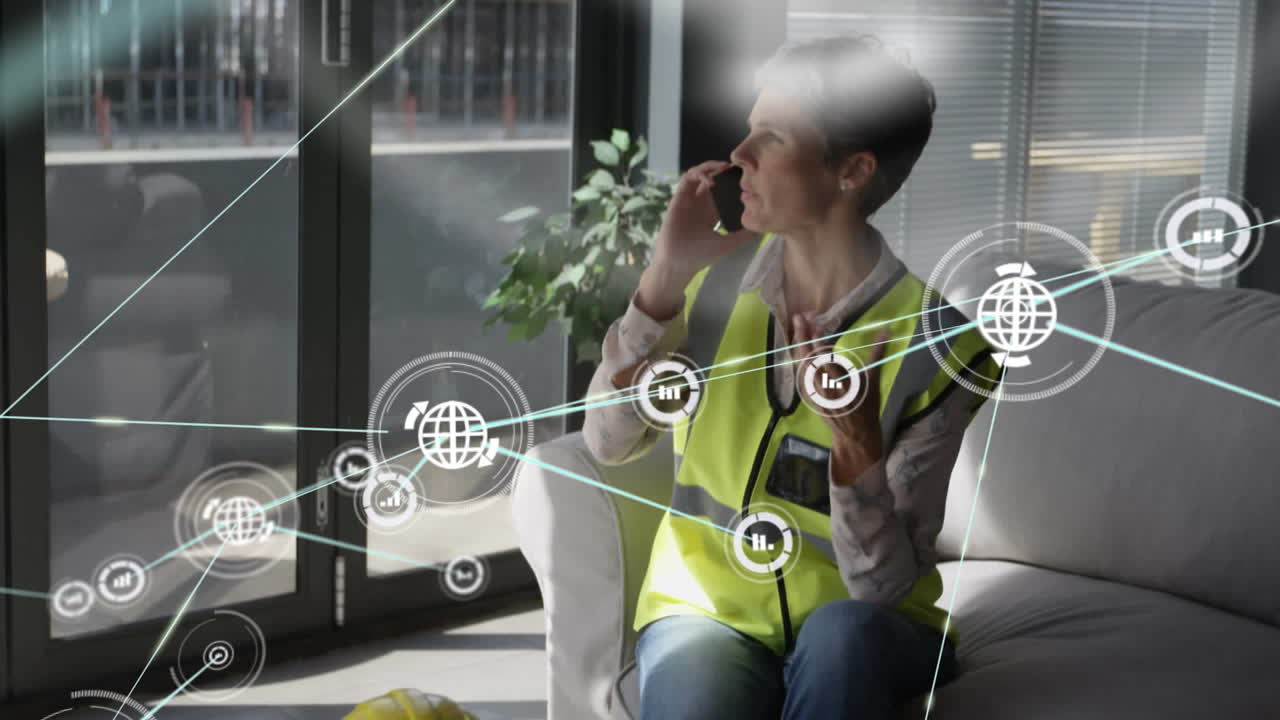 animación de una red de conexiones con iconos sobre una ingeniera usando un teléfono inteligente