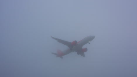 avión volando en la densa niebla