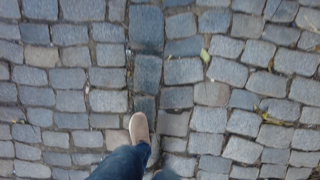 caminando sobre adoquines