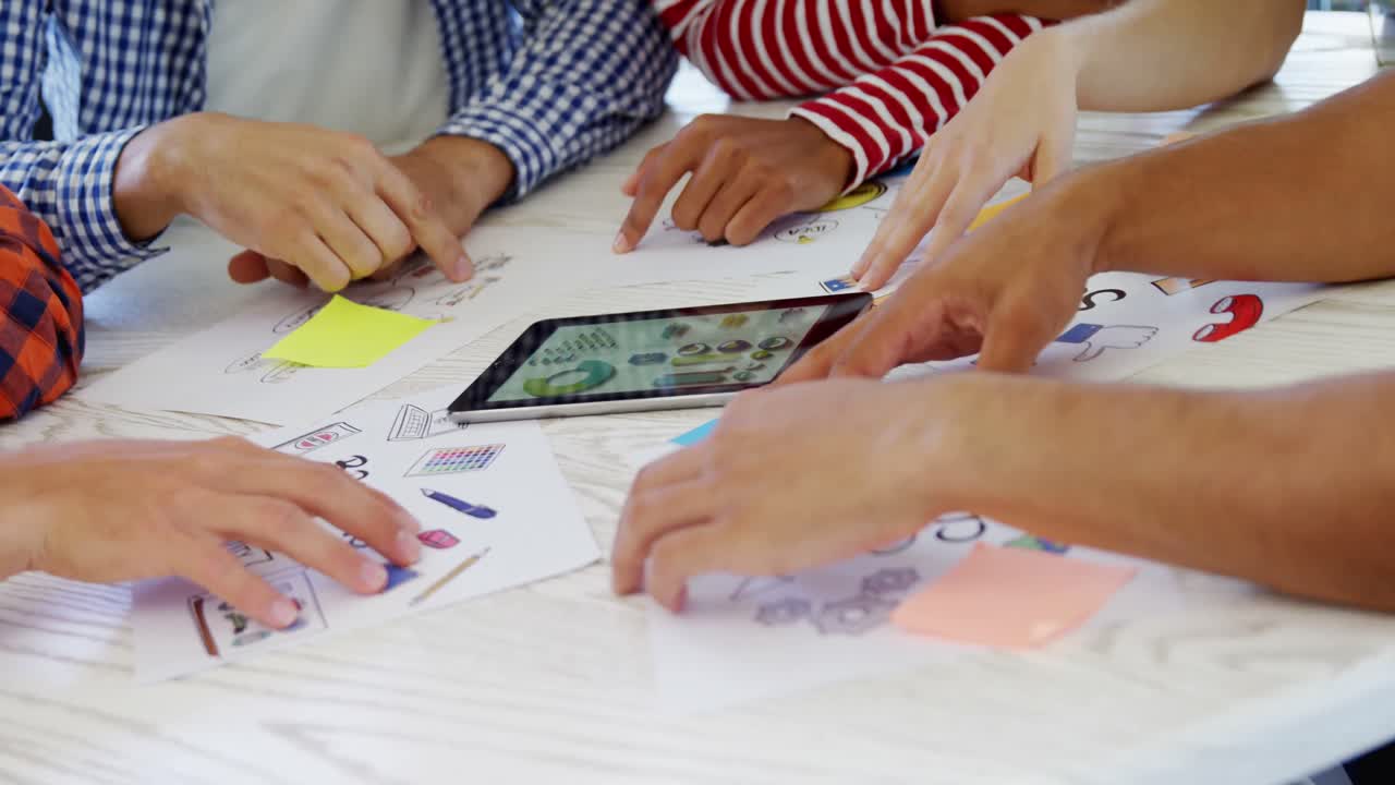 테이블 4k에서 함께 일하는 동료들의 중간 섹션