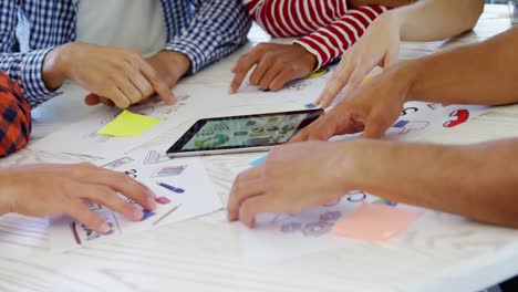 sección media de colegas trabajando juntos en la mesa 4k
