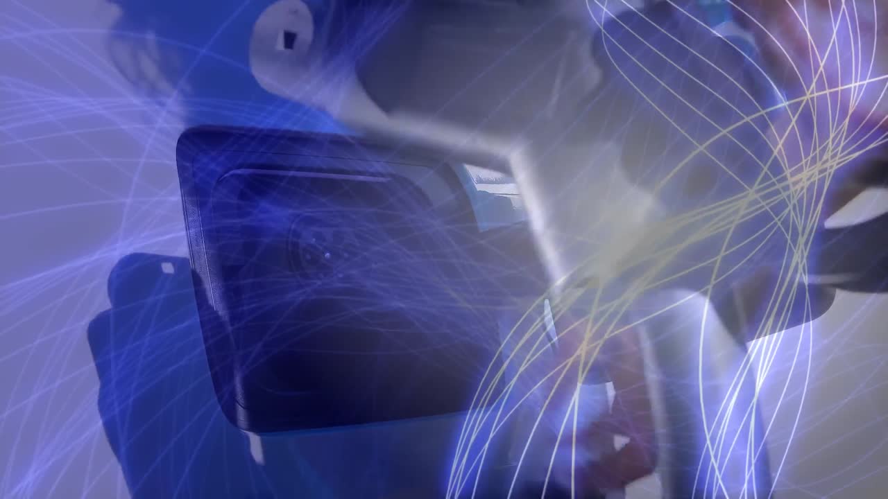 mujer cargando un coche con una red de conexiones en movimiento