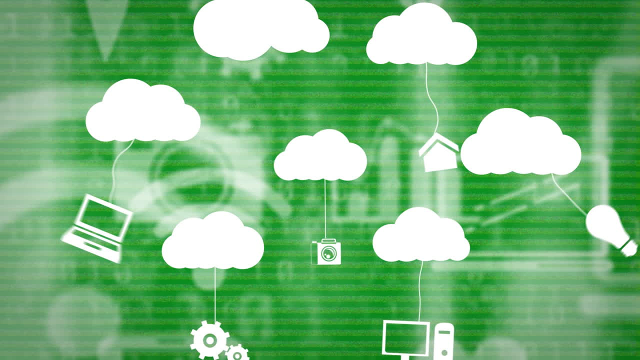 animación de iconos en línea y nubes digitales con dispositivos electrónicos sobre fondo verde