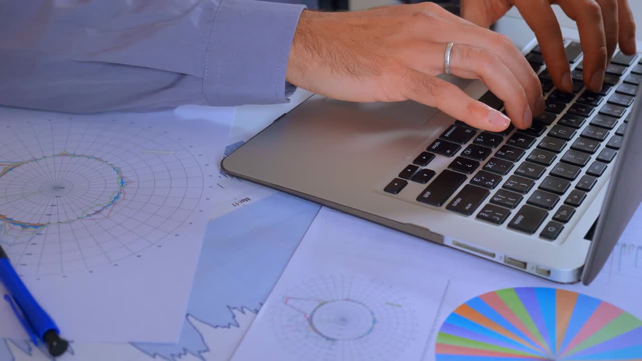 empleado de primer plano trabajando en la pc