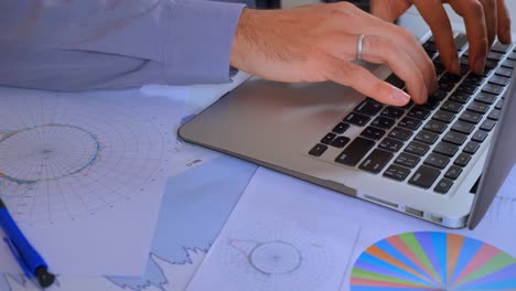 empleado de primer plano trabajando en la pc