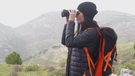 Glücklich-Lächelnde-Frau-Genießt-Eine-Neblige-Wanderung