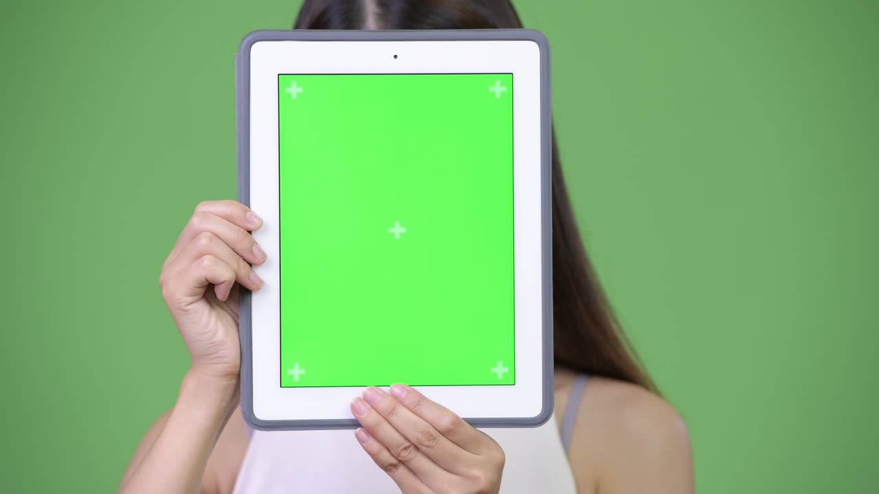 joven y hermosa mujer de negocios asiática mostrando una tableta digital