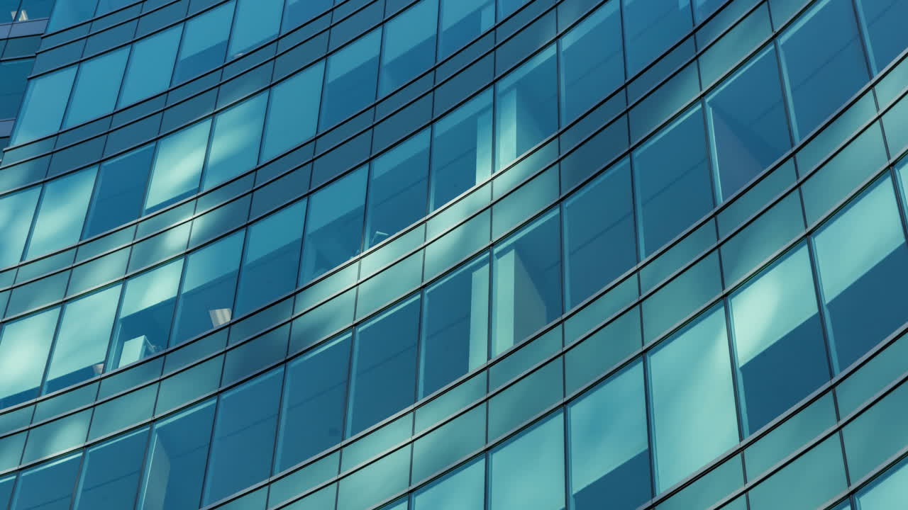 Close-up de janelas curvas de edifício moderno