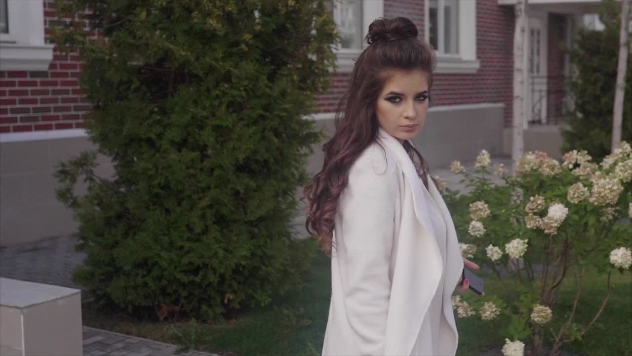 una mujer con una bata blanca.