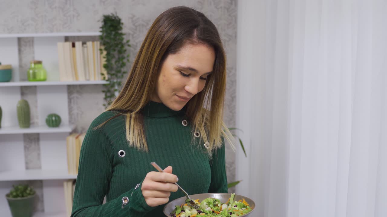 mujer sana con una dieta vegetariana.