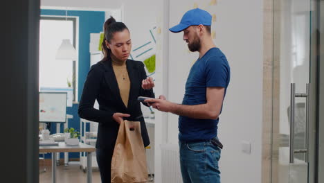 mujer empresaria que trabaja en la oficina de una empresa de negocios recibiendo una caja de almuerzo para llevar