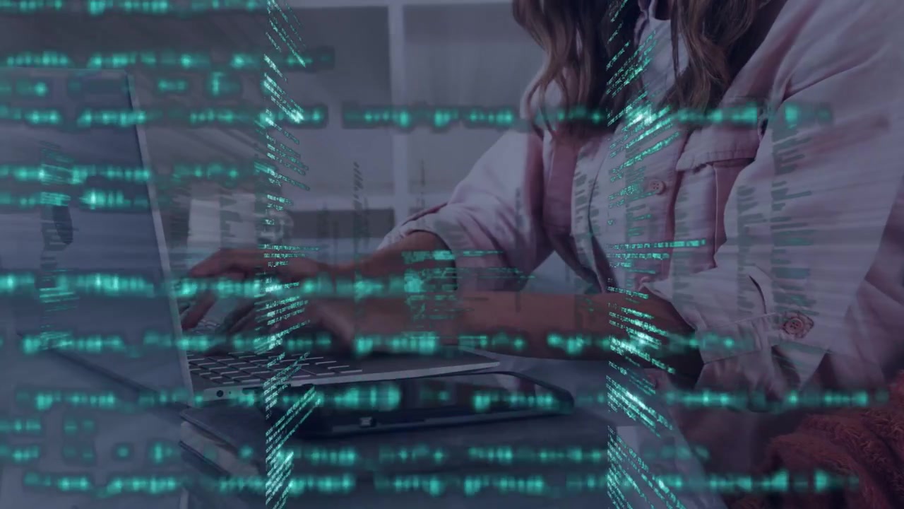 Donna che digita al laptop sulla scrivania, con una sovrapposizione di codice color verde acqua che appare sulle mani, visualizzando il flusso di lavoro tecnologico.