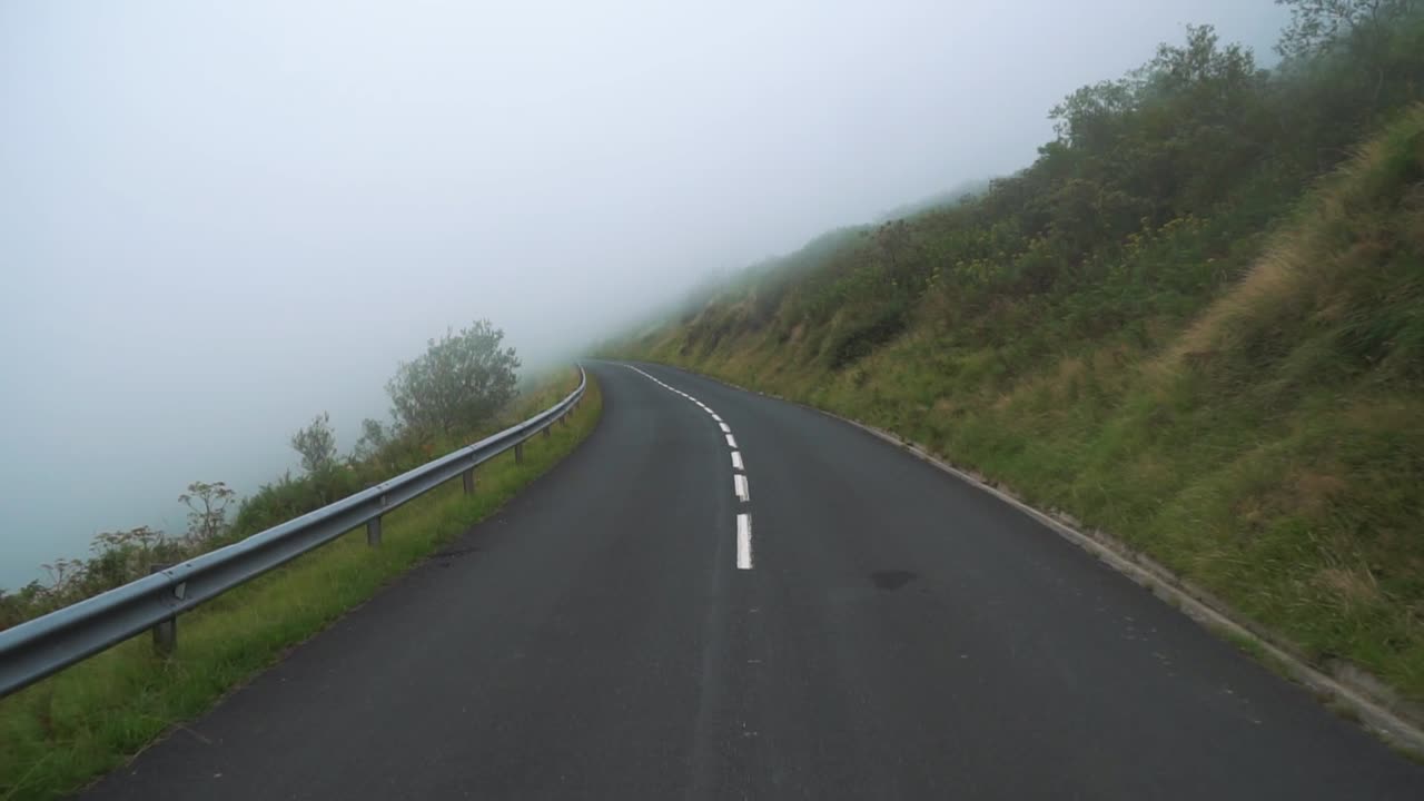 짐벌로 슬로우 모션으로 촬영된 작은 산길을 따라 자동차가 움직이고 있습니다.