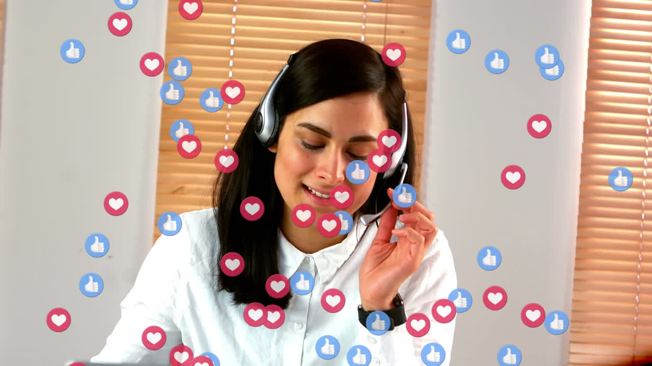 animación de una mujer biracial hablando con auriculares sobre corazones voladores y pulgares hacia arriba iconos