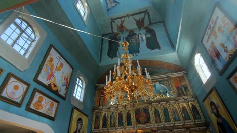 Panoramablick-Ins-Innere-Der-Alten-Orthodoxen-Kirche.-Innenraum-Des-Kirchengebäudes