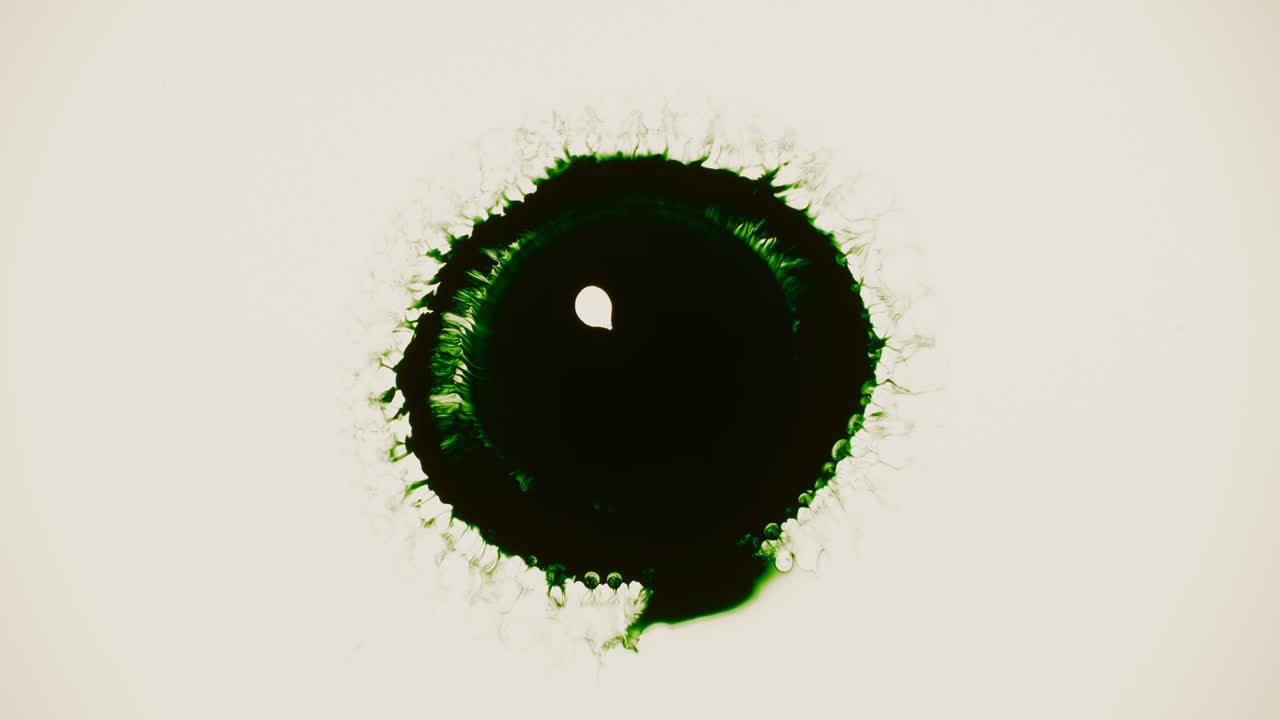 Reazione chimica di un esperimento scientifico al microscopio