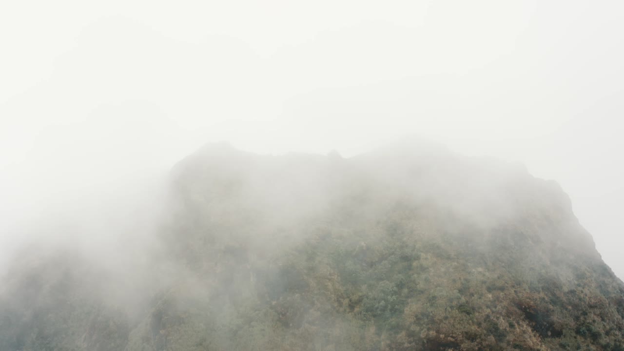 파파 락타, 에콰도르에있는 cayambe coca 국립 공원의 산 하이킹 피크를 감싸는 구름