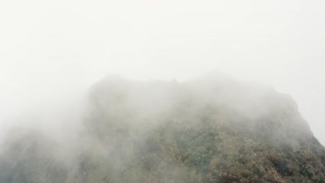 nubes que envuelven el pico de la caminata de montaña del parque nacional cayambe coca en papallacta, ecuador