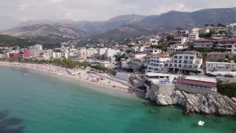 Amplia-Vista-Aérea-De-La-Costa-Costera-De-Himare,-Albania