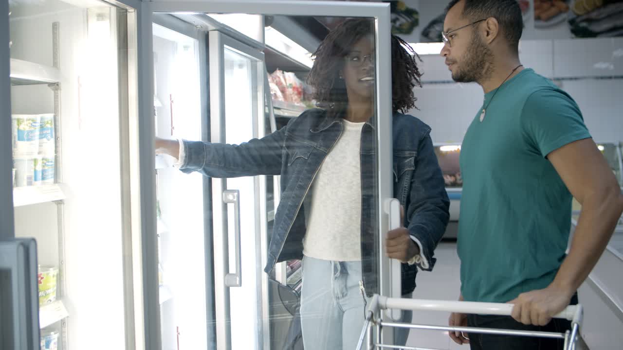 식료품 가게 에서 음식 을 구입 하는 집중적 인 아프리카계 미국인 부부