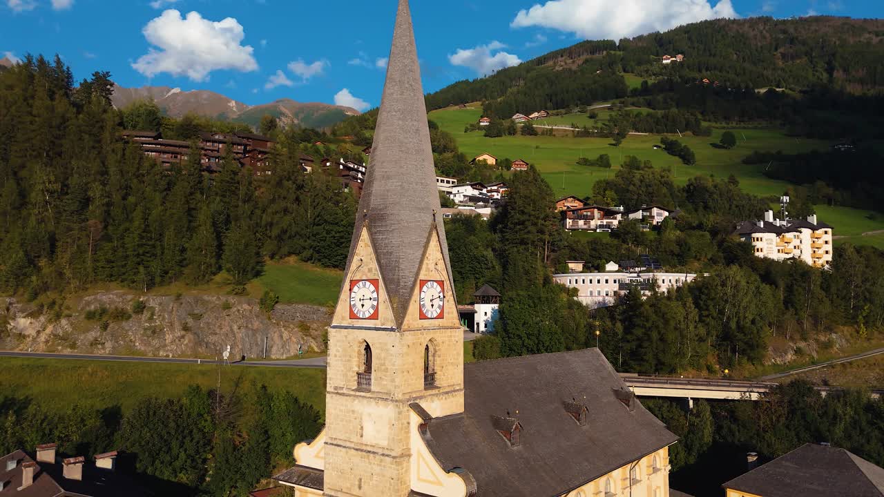 Piccola chiesa con splendida vista sulla campagna e sulle montagne, Austria.