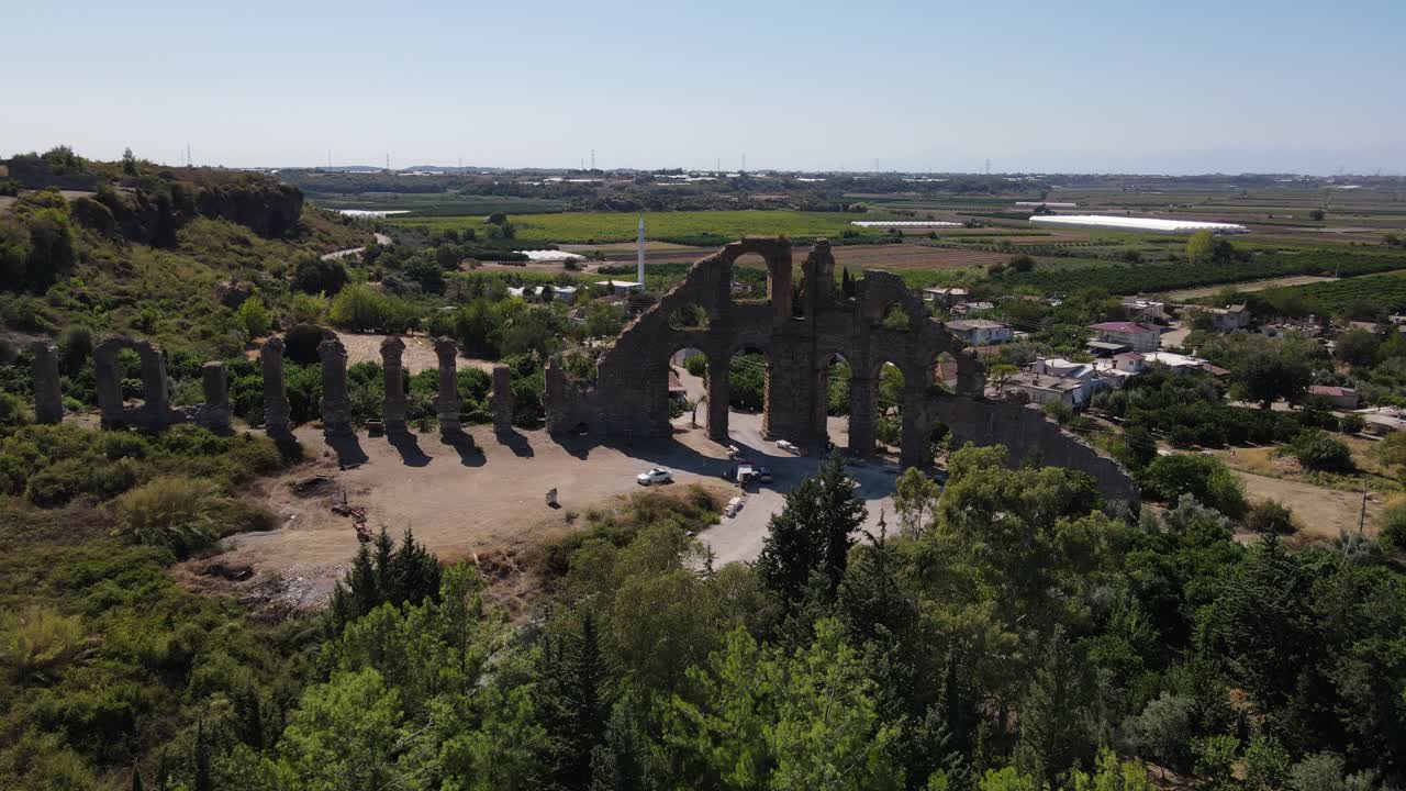 녹지 속의 수로 드론  ⁇