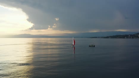 Luftaufnahme-Eines-Segelboots,-Das-Bei-Sonnenuntergang-Seinen-Kurs-ändert