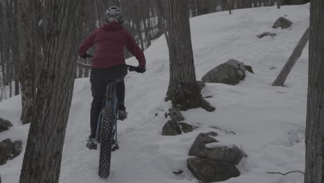 Ciclismo-De-Montaña---Fatbike-Pedaleando-Por-La-Ladera-De-Una-Colina-Desafiante