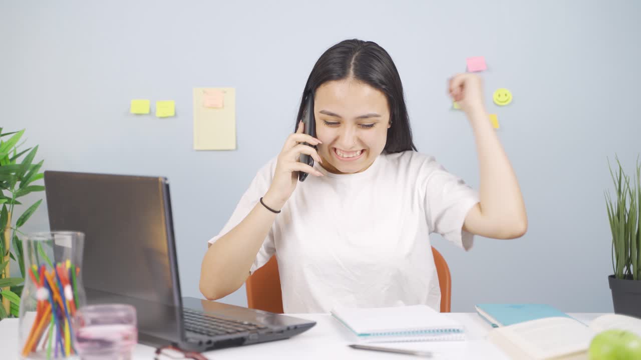 여자 학생이 복음을 받아들이고 있습니다.