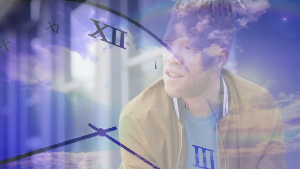 นักปั่นจักรยานชายคว้าโทรศัพท์เลื่อนดูขณะปั่นจักรยาน โดยมีภาพซ้อนทับนาฬิกาเทคโนโลยีขณะตรวจสอบข้อความ