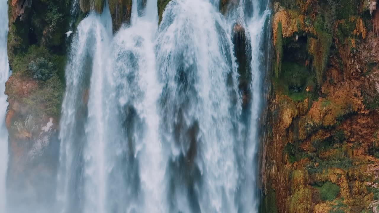 una poderosa cascada en un exuberante paisaje montañoso
