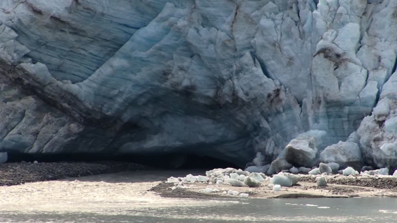 detalle de la enorme pared de hielo del glaciar en el parque nacional de la bahía de los glaciares, alaska