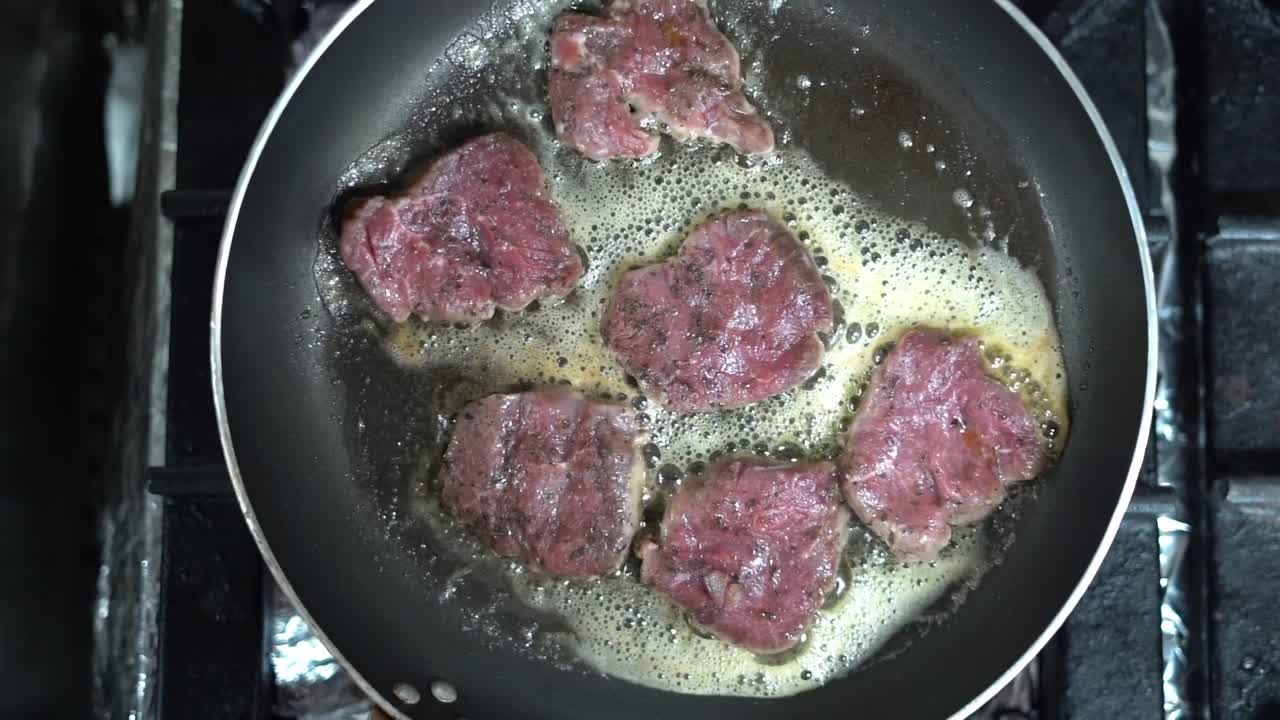 un jefe cocina comida en una parrilla, tiro de cerca