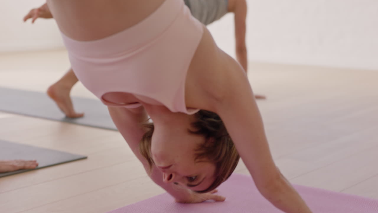 aula de ioga linda mulher caucasiana praticando pose de cachorro voltada para baixo, desfrutando de um estilo de vida saudável, exercitando o corpo flexível na meditação em grupo do estúdio de fitness