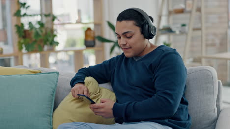 Sonrisa,-Sofá-Y-Un-Hombre-Con-Un-Teléfono