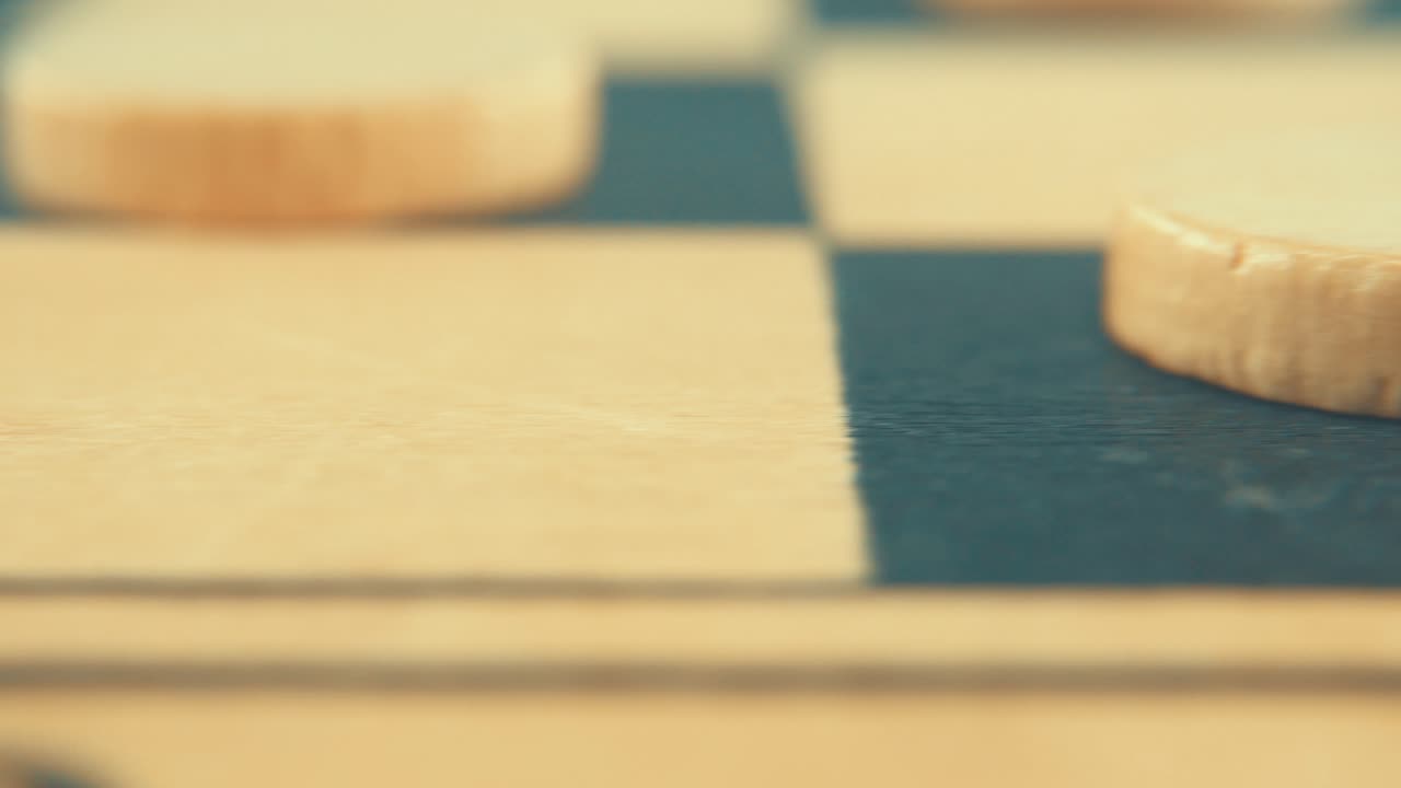 pan macro primer plano de una tabla de madera de un juego de estrategia de damas de borradores, 4k